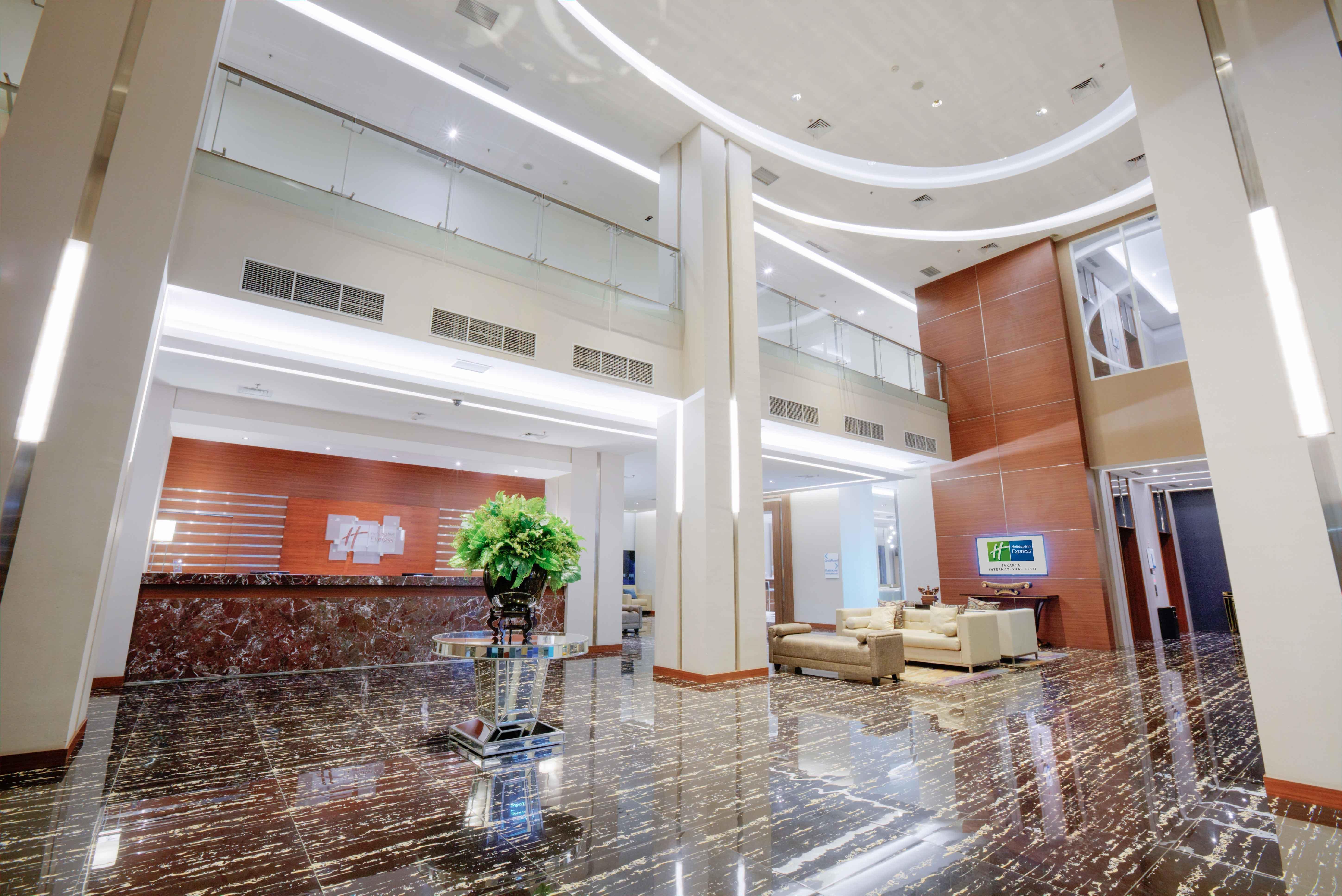 Holiday Inn Express Jakarta International Expo By Ihg Exterior foto