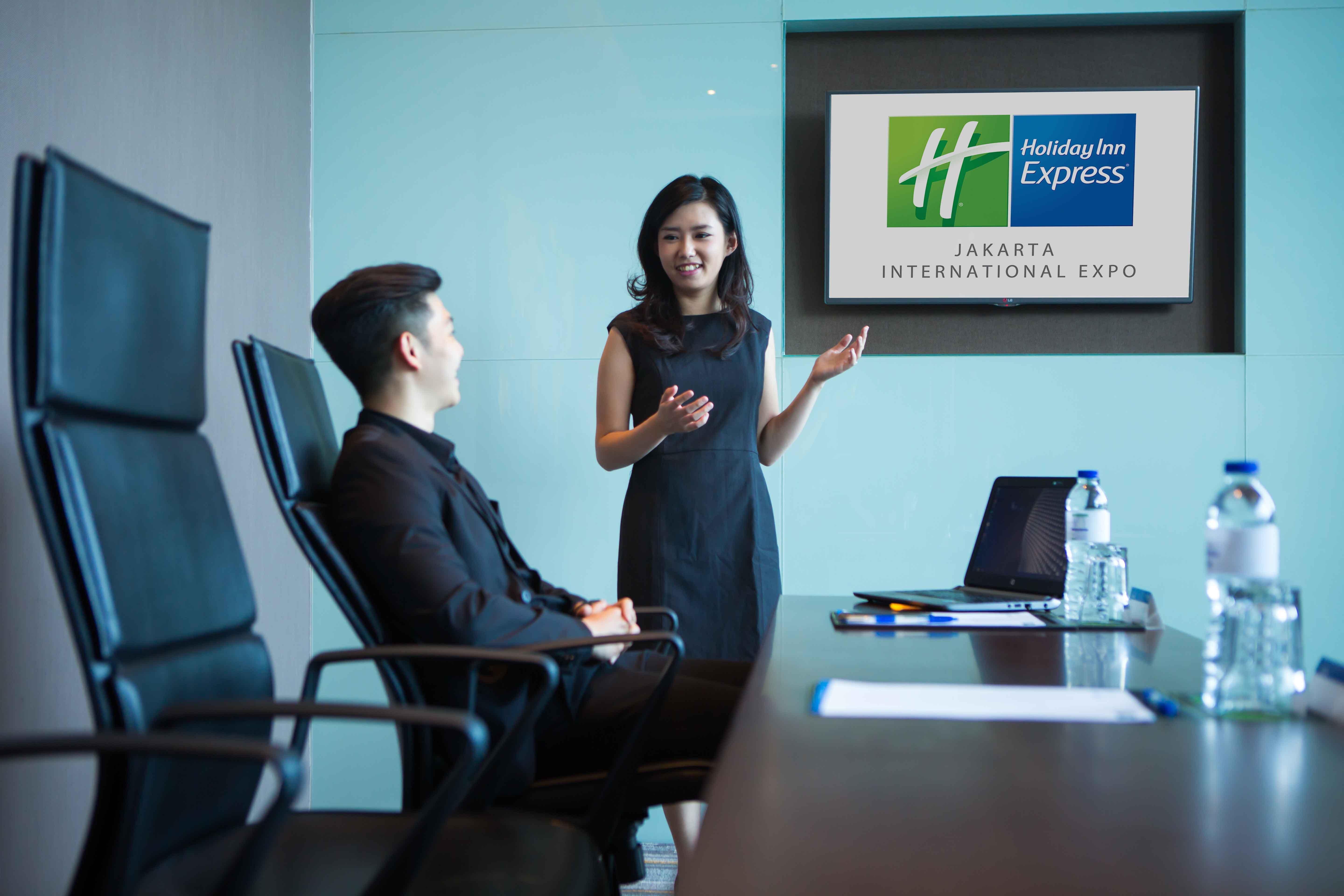 Holiday Inn Express Jakarta International Expo By Ihg Exterior foto
